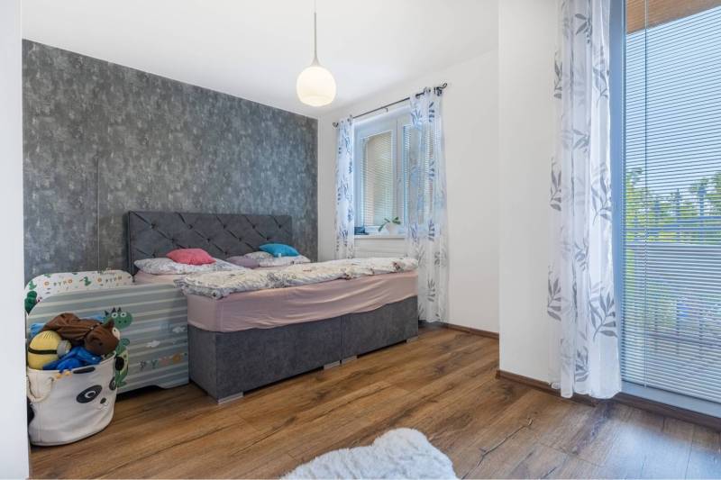 ☎️ 0918197701-Na predaj 5 izbový poschodový rodinný dom s 2 garážou v  - Spálňa v rodinnom dome s posteľou, hračkami, závesmi a podlahou s dreveným dekorom.