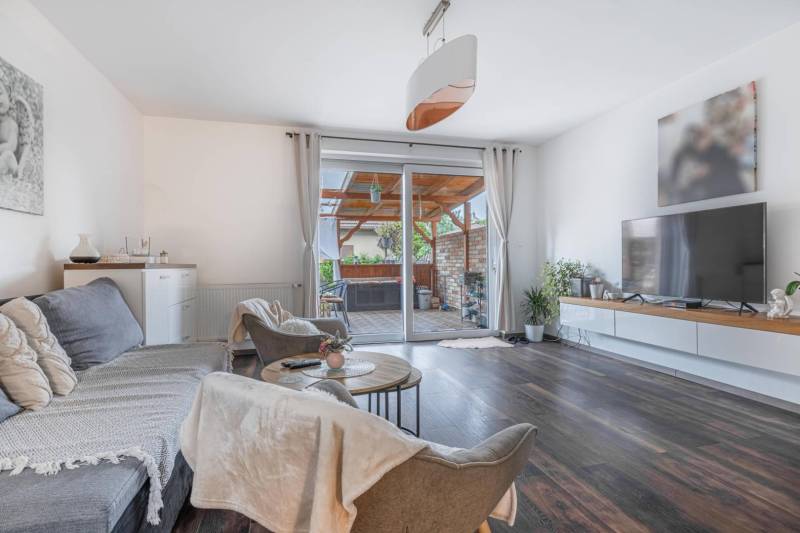 ☎️ 0918197701-Na predaj 5 izbový poschodový rodinný dom s 2 garážou v  - Obývačka v rodinnom dome s posedením a podlahou s dreveným dekorom.