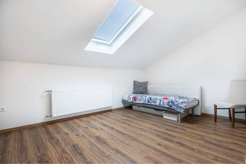 ☎️ 0918197701-Na predaj 5 izbový poschodový rodinný dom s 2 garážou v  - Podkrovná izba s pohovkou, strešným oknom a podlahou s dreveným dekorom v rodinnom dome.