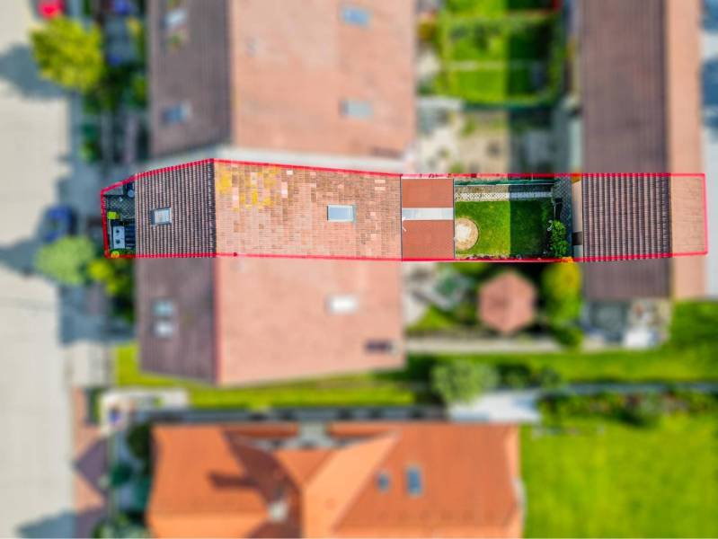 ☎️ 0918197701-Na predaj 5 izbový poschodový rodinný dom s 2 garážou v  - Letecký pohľad na rodinný dom v Dunajskej Strede so záhradou a okolitými strechami.