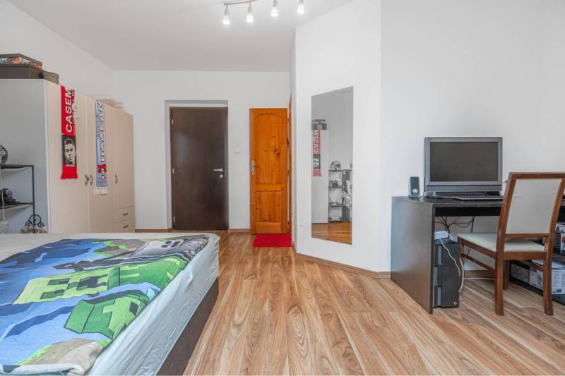 ☎️ 0918197701-Na predaj 5 izbový poschodový rodinný dom s 2 garážou v  - Spálňa s počítačom, skriňami a podlahou s dreveným dekorom v rodinnom dome.