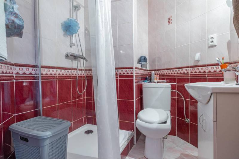 ☎️ 0918197701-Na predaj 5 izbový poschodový rodinný dom s 2 garážou v  - Kúpeľňa v rodinnom dome s červenými obkladmi, sprchovacím kútom a sanitou.