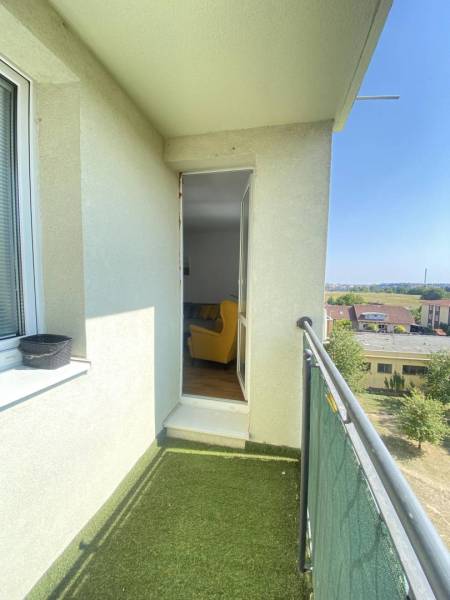 REZERVOVANÉ   0918197701- Výrazná zľava NA PREDAJ  kompletne  zariaden - Balkón v 3-izbovom byte v Dunajskej Strede s umelým trávnikom a výhľadom na okolie.