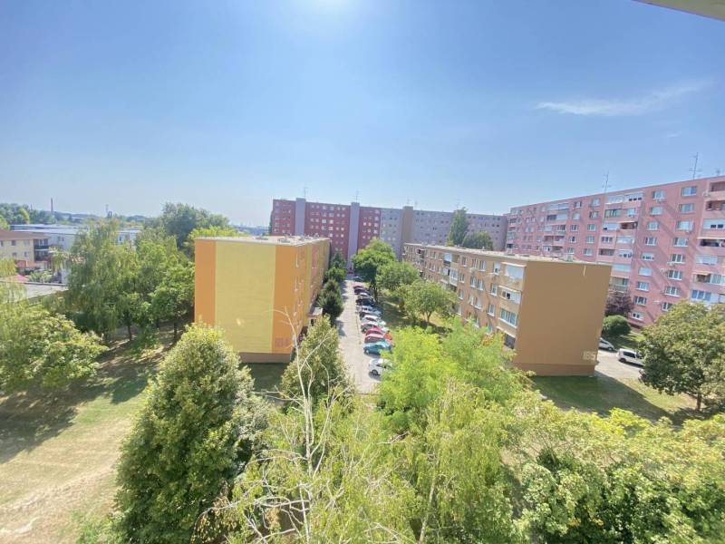 REZERVOVANÉ   0918197701- Výrazná zľava NA PREDAJ  kompletne  zariaden - Výhľad z 3-izbového bytu v Dunajskej Strede zahŕňa paneláky a zeleň.