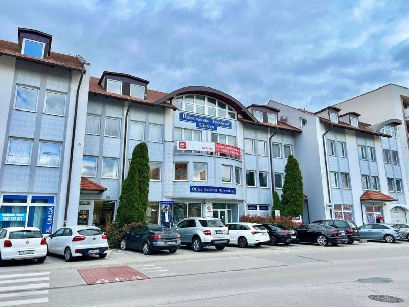 ☎️ 0918197701- PREDAJ - Nebytových priestorov Dunajská Streda - Obchodné priestory v Dunajskej Strede s parkovaním pred budovou a reklamnými nápismi.