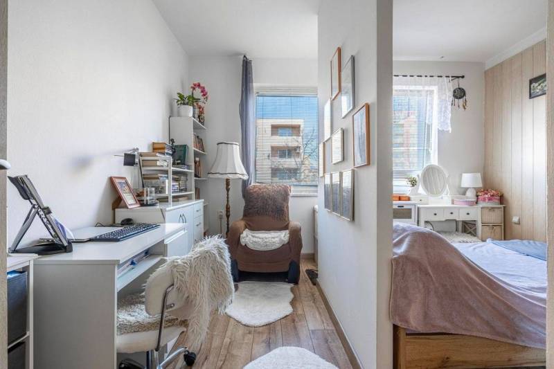 ☎️ 0918197701- PREDAJ - Nebytových priestorov Dunajská Streda - Kancelárska časť s knižnicou, oddelená spálňou. Podlaha s dreveným dekorom.