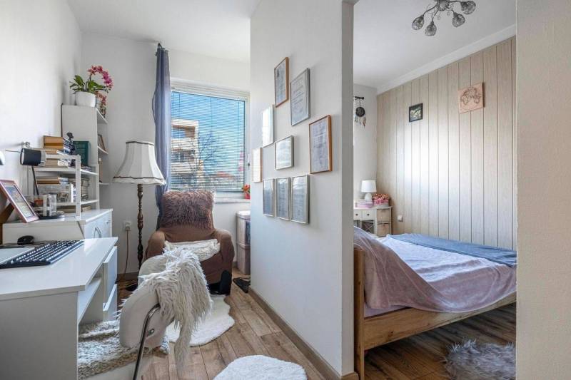 ☎️ 0918197701- PREDAJ - Nebytových priestorov Dunajská Streda - Kancelária s podlahou s dreveným dekorom, priestor na prácu a oddych s oknom.