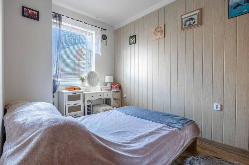 ☎️ 0918197701- PREDAJ - Nebytových priestorov Dunajská Streda - Spálňa s dekoratívnymi stenami, posteľou a toaletným stolíkom, podlaha s dreveným dekorom.