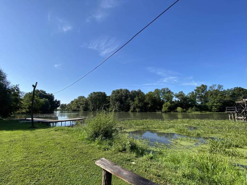 ☎️ 0918197701-Predám stavebný pozemok v obci Tomášikovo - Zeleň, rieka a drevené mólo v Tomášikove, ideálne pre pozemky - bývanie.