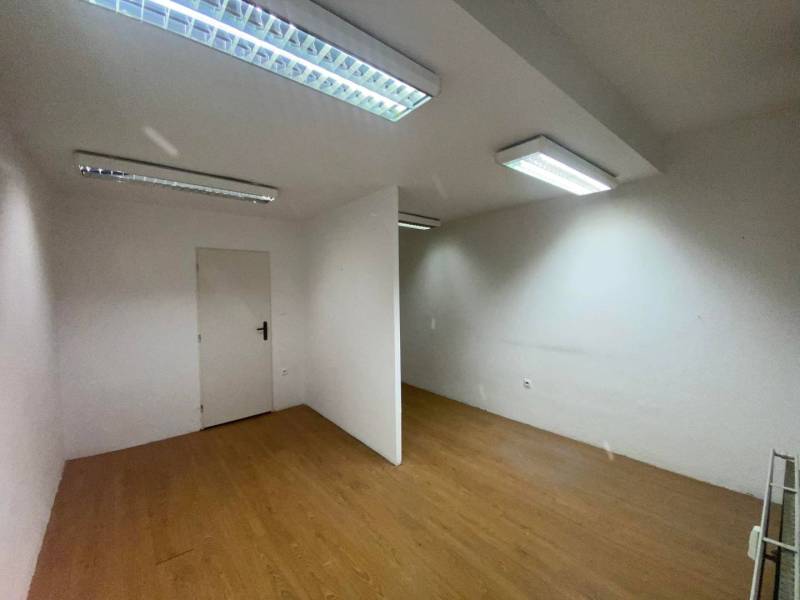 ☎️ 0918197701-Na prenájom menší priestor v suteréne  v srdci  mesta Du - Interiér kancelárií s bielymi stenami a podlahou s dreveným dekorom.