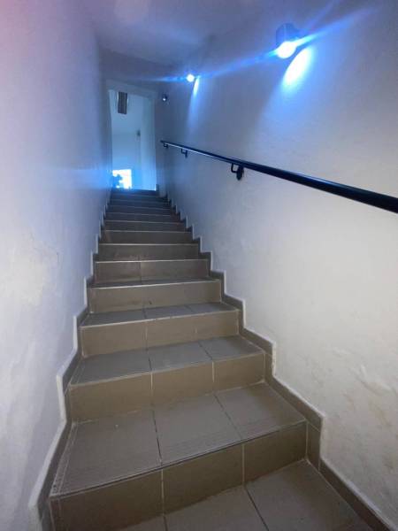 ☎️ 0918197701-Na prenájom menší priestor v suteréne  v srdci  mesta Du - Schodisko s osvetlením vedúce do kancelárií s hladkými bielymi stenami.