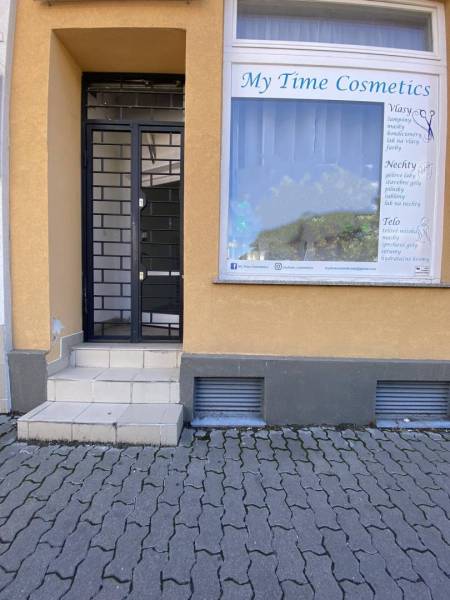 ☎️ 0918197701-Na prenájom menší priestor v suteréne  v srdci  mesta Du - Vchod do obchodných priestorov v Dunajskej Strede so schodmi a reklamnou tabuľou kozmetiky.