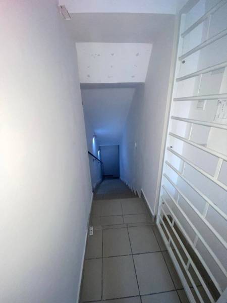 ☎️ 0918197701-Na prenájom menší priestor v suteréne  v srdci  mesta Du - Schodisko v kanceláriách s bielymi stenami a dlaždicovou podlahou.