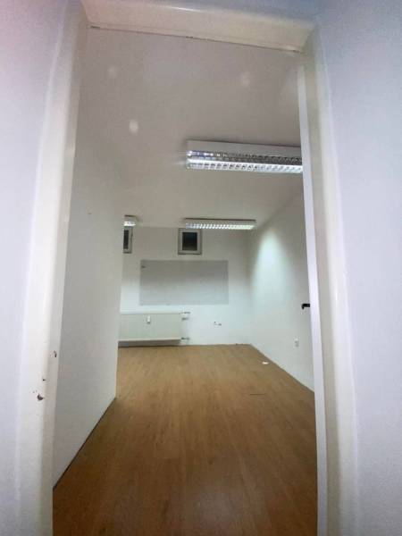 ☎️ 0918197701-Na prenájom menší priestor v suteréne  v srdci  mesta Du - Prázdna kancelária s podlahou s dreveným dekorom a bielymi stenami.