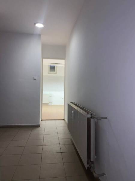 ☎️ 0918197701-Na prenájom menší priestor v suteréne  v srdci  mesta Du - Chodba v kanceláriách s podlahou z dlaždíc a bielymi stenami.