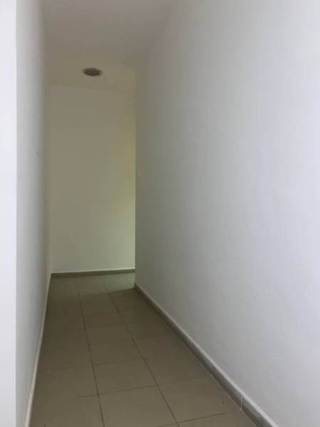 ☎️ 0918197701-Na prenájom menší priestor v suteréne  v srdci  mesta Du - Úzka chodba s bielymi stenami a podlahou z dlaždíc v kanceláriách.