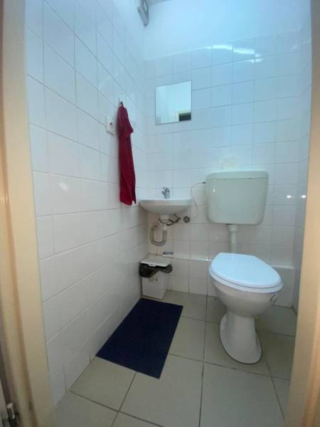 ☎️ 0918197701-Na prenájom menší priestor v suteréne  v srdci  mesta Du - Kúpeľňa so záchodom, umývadlom a bielymi obkladačkami v kanceláriách.