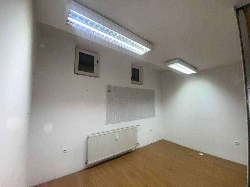 ☎️ 0918197701-Na prenájom menší priestor v suteréne  v srdci  mesta Du - Biela miestnosť s osvetlením, radiátorom a podlahou s dreveným dekorom. Kancelárie.