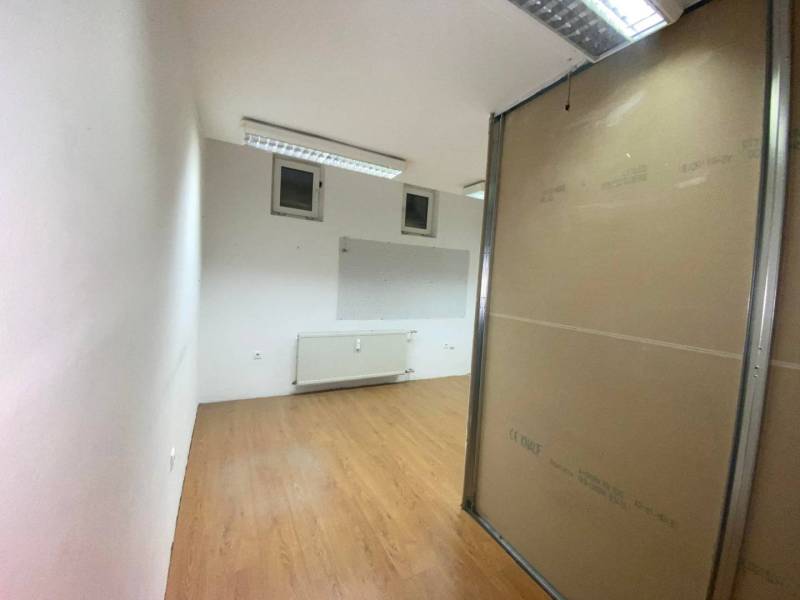 ☎️ 0918197701-Na prenájom menší priestor v suteréne  v srdci  mesta Du - Kancelárie s podlahou s dreveným dekorom, stenou z kartónu a svietidlami na strope.