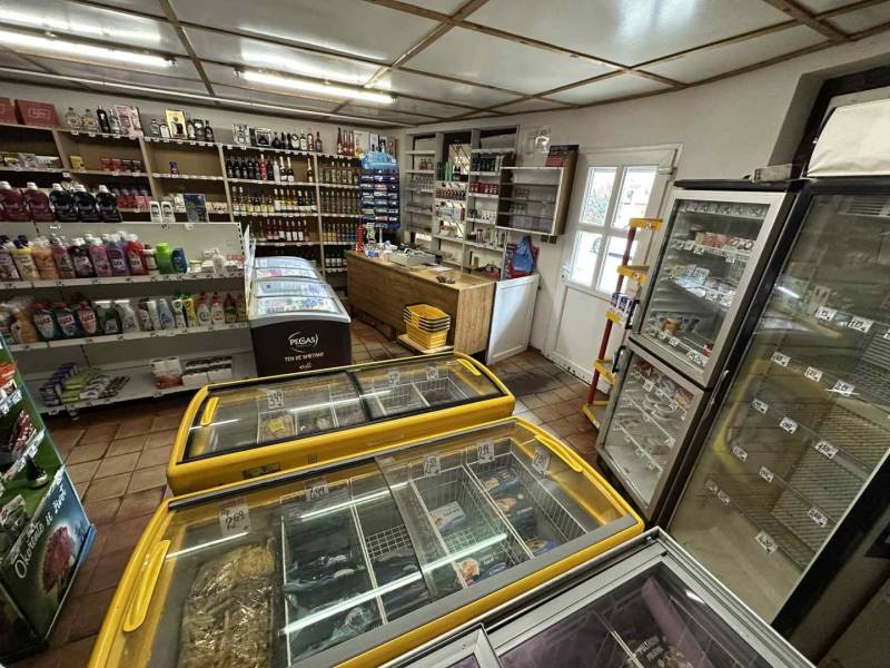 ☎️ 0918197701- Znížená cena     Predaj – Obchodný priestor v Dunajskej - Obchodné priestory s mrazničkami, regálmi s alkoholom a čistiacimi prostriedkami.