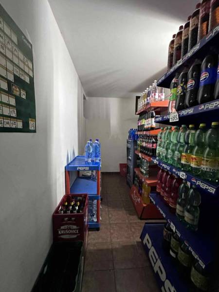 ☎️ 0918197701- Znížená cena     Predaj – Obchodný priestor v Dunajskej - Úzke obchodné priestory so zásobami nápojov na policiach.