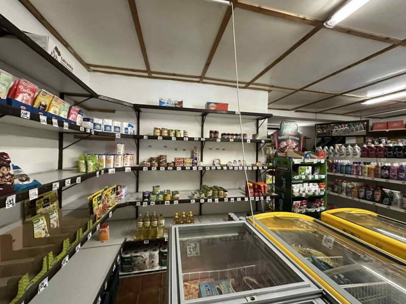 ☎️ 0918197701- Znížená cena     Predaj – Obchodný priestor v Dunajskej - Obchodné priestory s potravinovým sortimentom na policiach a mraziacimi boxami.