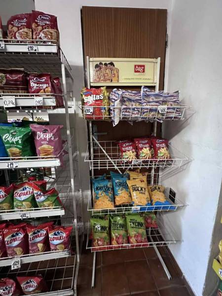 ☎️ 0918197701- Znížená cena     Predaj – Obchodný priestor v Dunajskej - Obchodné priestory ponúkajú rôzne značky pochutín na regáloch.