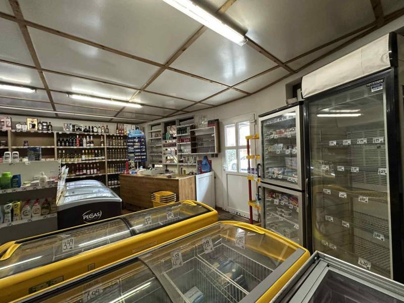☎️ 0918197701- Znížená cena     Predaj – Obchodný priestor v Dunajskej - Predajňa s mrazničkami, policami s alkoholom a čistiacimi prostriedkami, podlaha s dreveným dekorom.