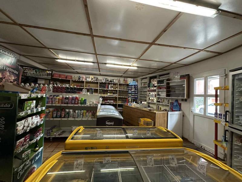 ☎️ 0918197701- Znížená cena     Predaj – Obchodný priestor v Dunajskej - Interiér obchodných priestorov s regálmi, mrazničkami a tovarom vystaveným na predaj.