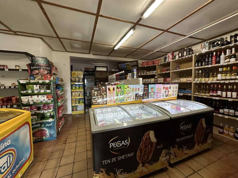 ☎️ 0918197701- Znížená cena     Predaj – Obchodný priestor v Dunajskej - Obchodné priestory s mraziacimi boxmi, alkoholom a rôznymi potravinami na pultoch.