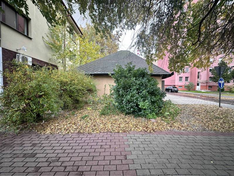 ☎️ 0918197701- Znížená cena     Predaj – Obchodný priestor v Dunajskej - Exteriér obchodných priestorov v Dunajskej Strede s okolitou zeleňou a chodníkom.