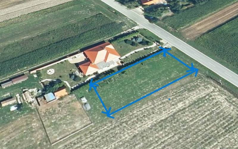 ☎️ 0918197701-Predám stavebný pozemok v obci Kráľov Brod - Znížená cen - Budova s červenou strechou vedľa cesty na pozemku v Kráľovom Brode. Pozemky - bývanie.