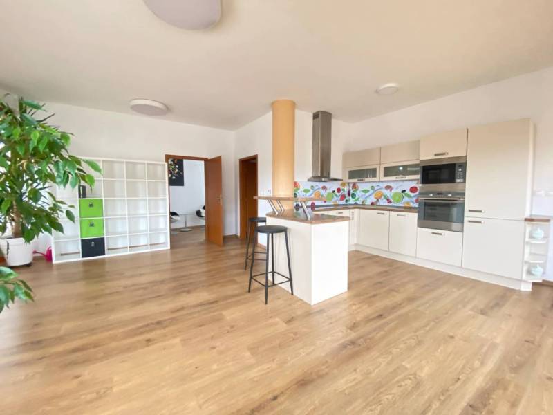 ☎️ 0918197701   Na predaj  elegantný 3 izbový byt priamo v centre Duna - Kuchyňa s podlahou s dreveným dekorom a farebným obkladom v 3-izbovom byte.