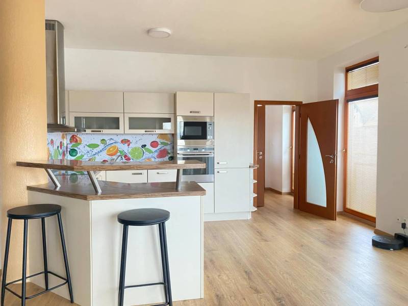 ☎️ 0918197701   Na predaj  elegantný 3 izbový byt priamo v centre Duna - Kuchyňa s barovým pultom, farebný obklad, podlaha s dreveným dekorom, 3-izbový byt.