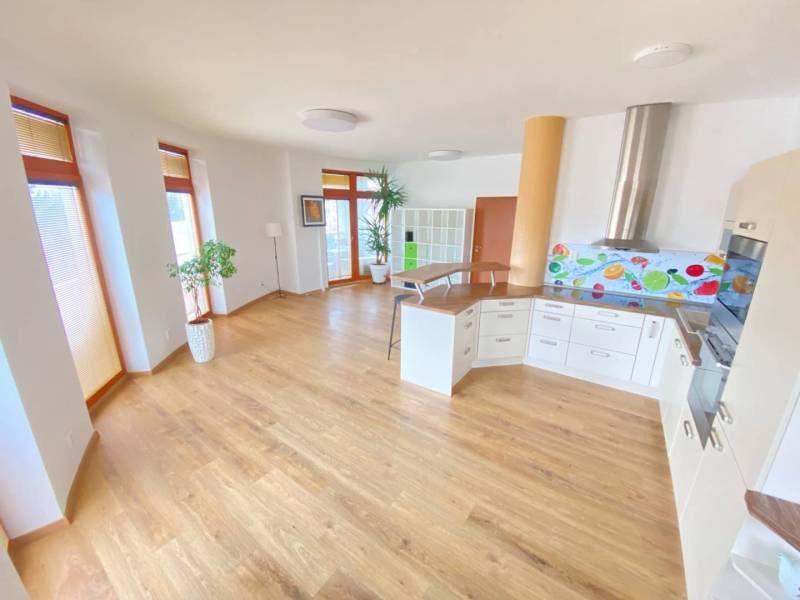 ☎️ 0918197701   Na predaj  elegantný 3 izbový byt priamo v centre Duna - Kuchyňa 3-izbového bytu s veľkými oknami a podlahou s dreveným dekorom.