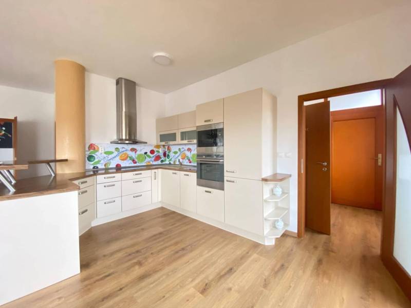 ☎️ 0918197701   Na predaj  elegantný 3 izbový byt priamo v centre Duna - Kuchyňa v 3-izbovom byte s podlahou s dreveným dekorom a farebným obkladom.