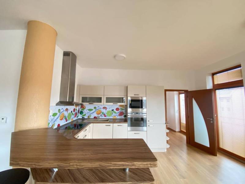 ☎️ 0918197701   Na predaj  elegantný 3 izbový byt priamo v centre Duna - Kuchyňa v 3-izbovom byte s rohovou kuchynskou linkou a podlahou s dreveným dekorom.