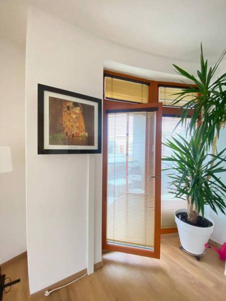 ☎️ 0918197701   Na predaj  elegantný 3 izbový byt priamo v centre Duna - Izba v 3-izbovom byte s dreveným dekorom podlahy, veľkým kvetom a obrazom na stene.