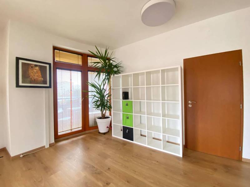 ☎️ 0918197701   Na predaj  elegantný 3 izbový byt priamo v centre Duna - Izba s podlahou s dreveným dekorom, poličkami a veľkým oknom v 3-izbovom byte.