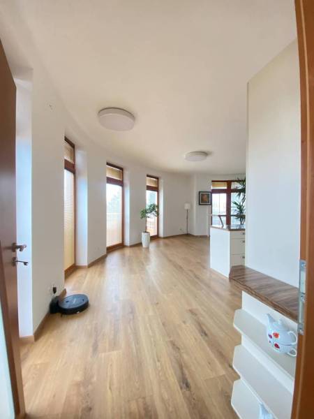 ☎️ 0918197701   Na predaj  elegantný 3 izbový byt priamo v centre Duna - Priestranná obývacia izba s podlahou s dreveným dekorom v 3-izbovom byte.