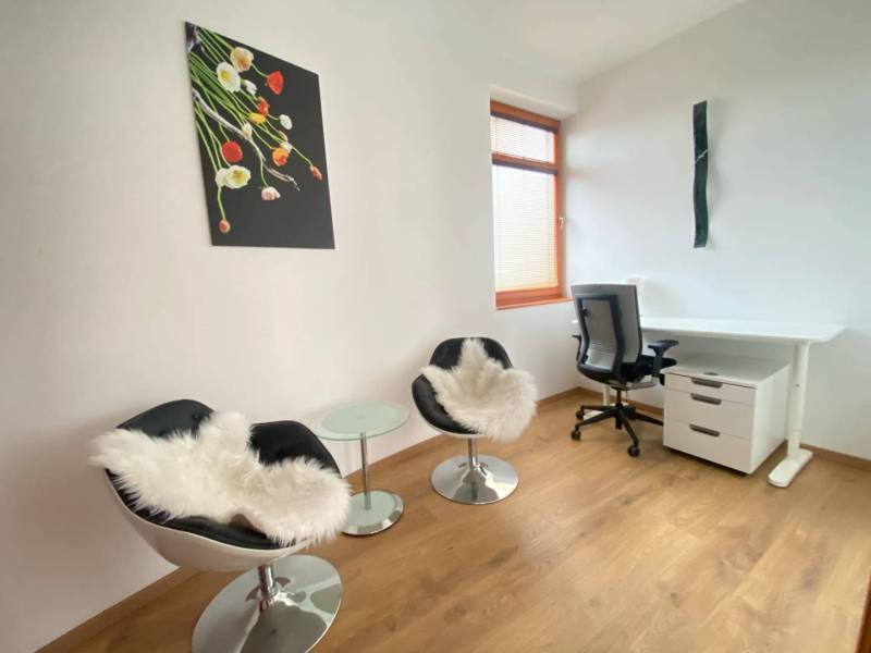 ☎️ 0918197701   Na predaj  elegantný 3 izbový byt priamo v centre Duna - Pracovný kút so stolom, kreslami a dekoráciou na stene, s podlahou s dreveným dekorom.