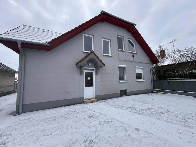 ☎️ 0918/197 701 Na predaj 2 generačný , 6 izbový poschodový dom s 2 sa - Rodinný dom v Dolnom Štále s bielou fasádou, zasneženou strechou a upraveným priestranstvom.