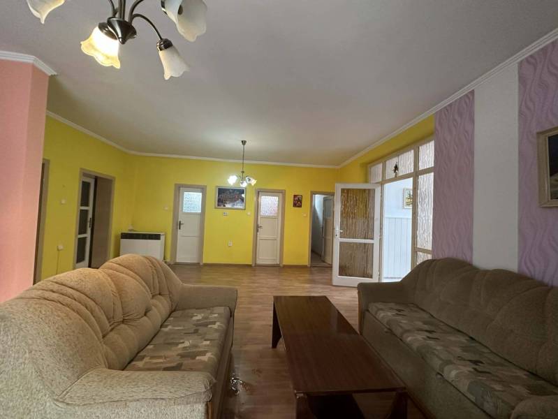 ☎️ 0918/197 701 Na predaj 2 generačný , 6 izbový poschodový dom s 2 sa - Obývacia izba v rodinnom dome so sedacími súpravami a podlahou s dreveným dekorom.