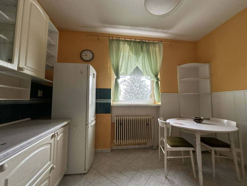 ☎️ 0918/197 701 Na predaj 2 generačný , 6 izbový poschodový dom s 2 sa - Kuchyňa v rodinnom dome s bielym nábytkom, chladničkou a zelenými závesmi.