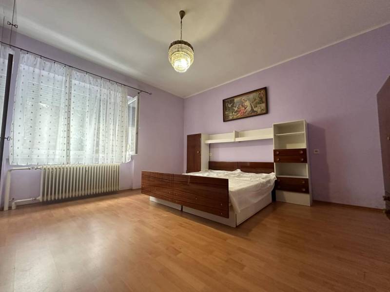 ☎️ 0918/197 701 Na predaj 2 generačný , 6 izbový poschodový dom s 2 sa - Fialová izba v rodinnom dome s lustrami a podlahou s dreveným dekorom.