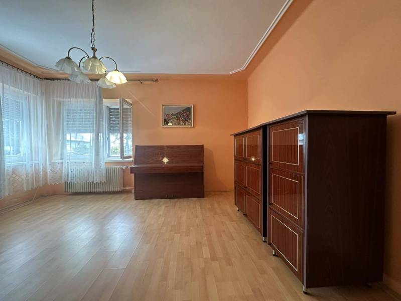 ☎️ 0918/197 701 Na predaj 2 generačný , 6 izbový poschodový dom s 2 sa - Izba rodinného domu s klavírom, komodou a podlahou s dreveným dekorom.