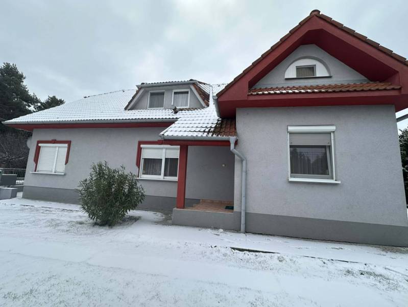 ☎️ 0918/197 701 Na predaj 2 generačný , 6 izbový poschodový dom s 2 sa - Rodinný dom v Dolnom Štáli so zasneženou strechou a upraveným exteriérom v zimnom období.