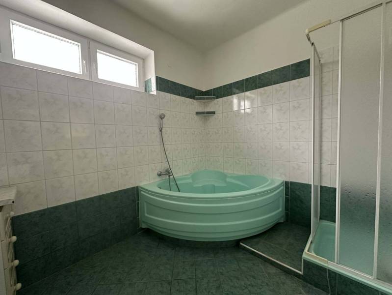 ☎️ 0918/197 701 Na predaj 2 generačný , 6 izbový poschodový dom s 2 sa - Kúpeľňa v rodinnom dome s vaňou, sprchovým kútom a bielymi obkladmi.