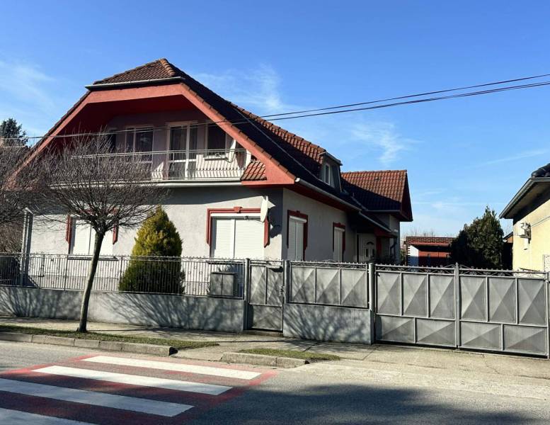 ☎️ 0918/197 701 Na predaj 2 generačný , 6 izbový poschodový dom s 2 sa - Rodinný dom v Dolnom Štále s červenou strechou, bránkou a stromami pred ním.