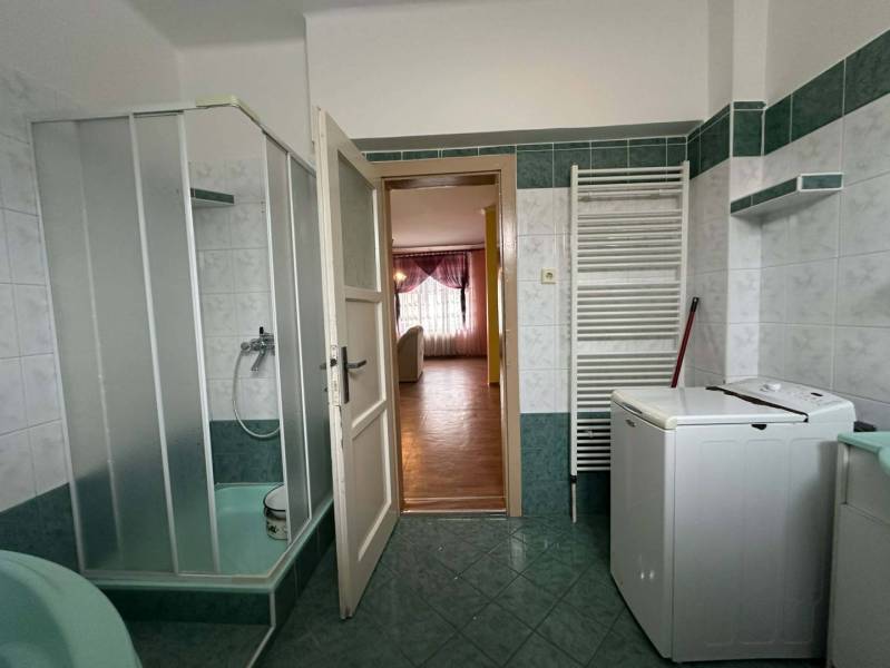 ☎️ 0918/197 701 Na predaj 2 generačný , 6 izbový poschodový dom s 2 sa - Kúpeľňa s práčkou, sprchovým kútom a keramickou dlažbou v rodinnom dome.